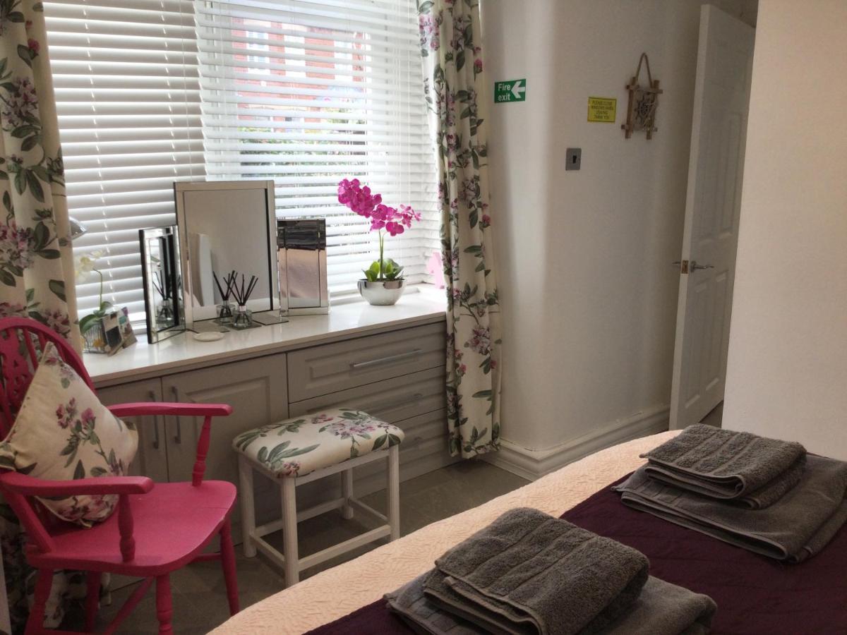 Leafy Lytham Central Lovely Ground Floor 1 Bedroom Apartment With Private Garden In Lytham Dog Friendly Lytham St Annes Exterior foto